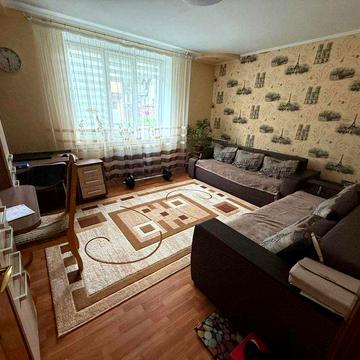 3-к (по факту 2 окремі квартири)—кожна з власним входом, кух та санв.