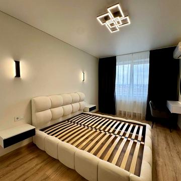 Студентська вул., 24