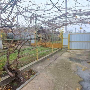 Здам половину будинку з ділянкою