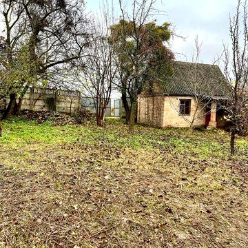 Продам земельну ділянку в Луцьку з невеликим цегляним будинком!