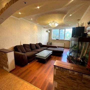 Продам 4-кімнатну квартиру в цегляній новобудові на Черемушках