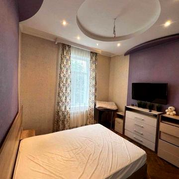 Здається в оренду 2 кім квартира по Височана