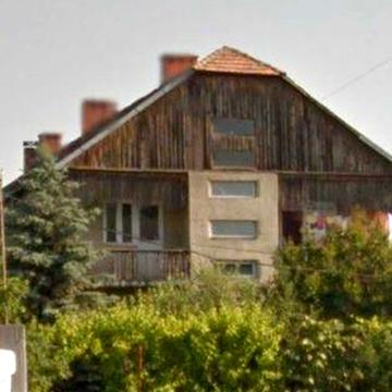 Продам двоповерхову квартиру з гаражем