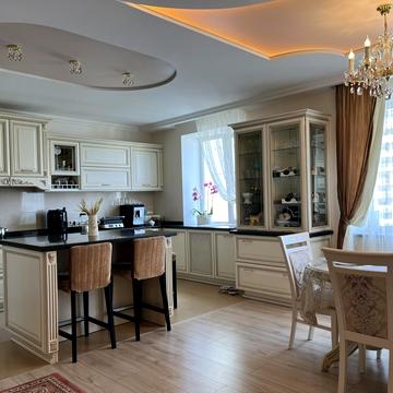 Валерія Лобановського вул., 19