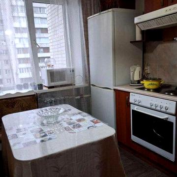 Здам 2-кімн. кв., пл. 700-річчя, мебльована