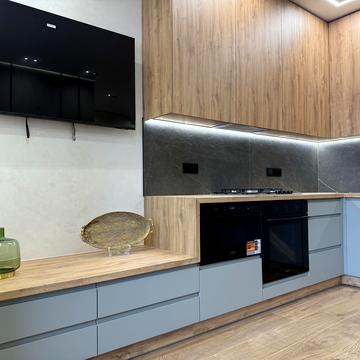 Молодіжна вул., 8