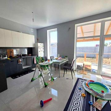 Современный отдельно стоящий дом с ремонтом  в центре  Сухого лимана