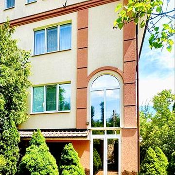 Тиха розкіш! Будинок з сауною, басейном та власним берегом, ліс поряд