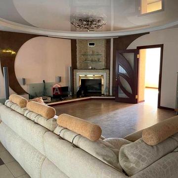 Здається простора 4-кімнатна квартира на Перемозі-5