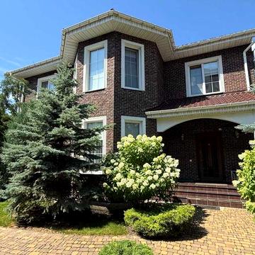 Продаж будинку в центрі Бучі з басейном та ландшафтним дизайном