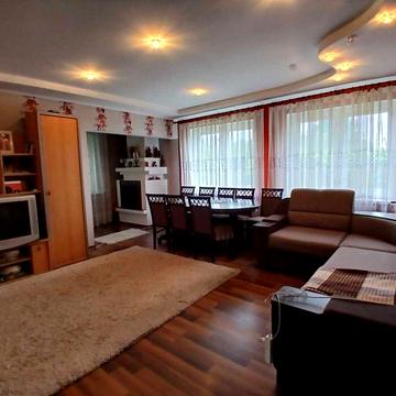 Затишний будинок з садом