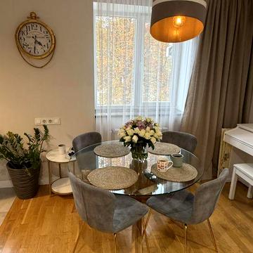 Продаж євротрійки в центрі міста