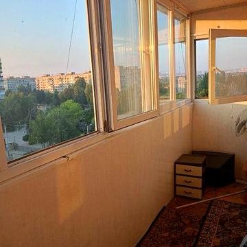 Світла 1‑кімнатна квартира 40 м², Дніпро, вікна на Образцовський ринок