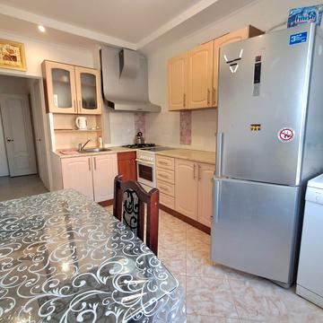 Академіка Сахарова вул., 40