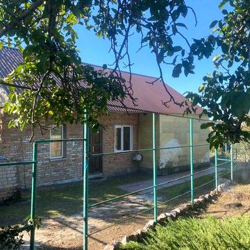 Цегляний будинок із новим дахом в селі Олексіївка