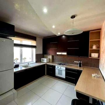 Академіка Амосова вул., 6