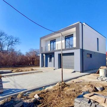 Центральна вул.