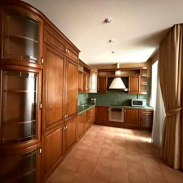 Центр , вул. Павлівська 17 , дворівнева квартира .