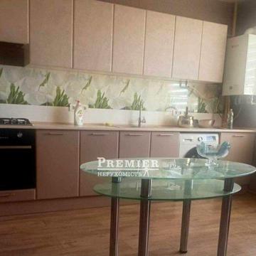 Продам 2 кімнатну квартиру з ремонтом у цегляному будинку на Сахарова.