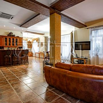 Спортивна, 1