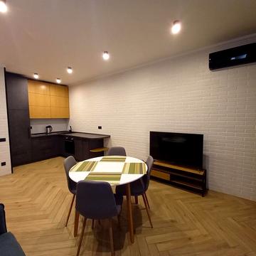 Джона Маккейна вул. (Івана Кудрі), 1