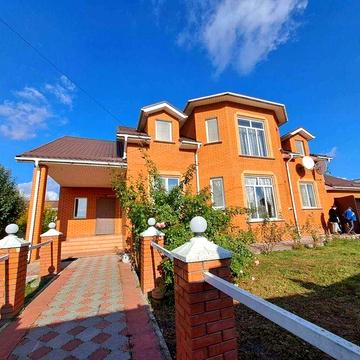 Будинок центр міста з меблями