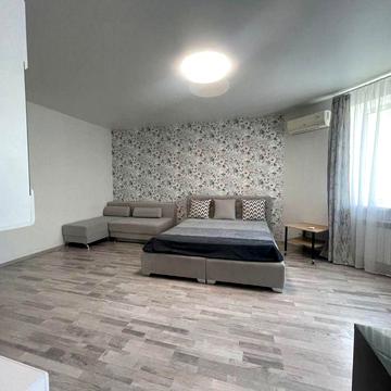 Велика двокімнатна квартира зі світлим ремонтом біля Версалю