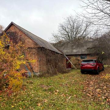 Продам дачну ділянку з будинком біля лісу