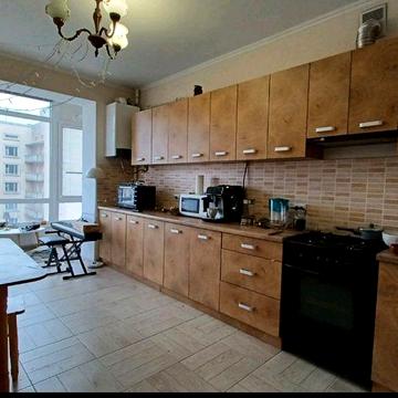 Здається простора  1км квартира біля парку !!!