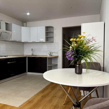 Студія 42м з великим ліжком та диваном