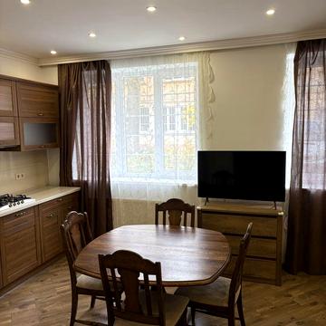 Пекарська вул., 13