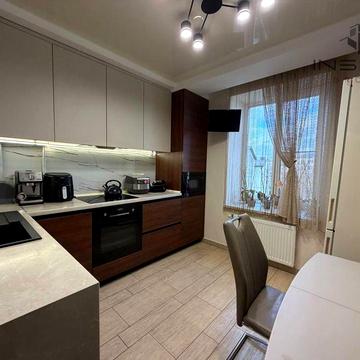 Продається простора 3 кімнатна квартира у центрі міста