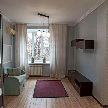 Незалежності вул. (Титова), 8