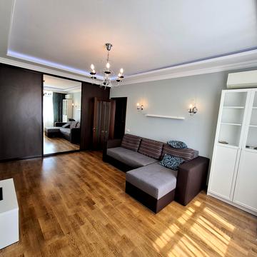 Валерія Лобановського просп. (Червонозоряний), 4-В