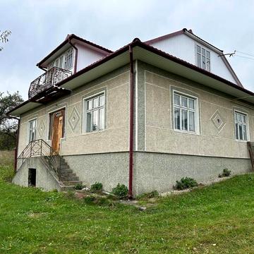 Продається добротний 1.5 поверховий цегляний будинок у гірській місцев