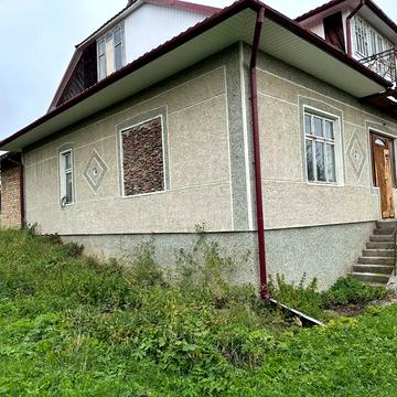 Продається добротний 1.5 поверховий цегляний будинок у гірській місцев