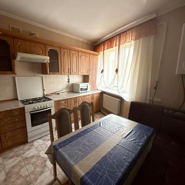 Залізнична вул., 2