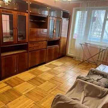 Космонавтів, 62