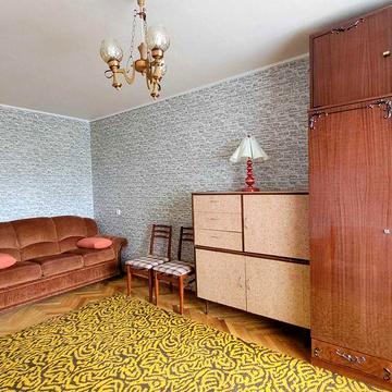 Дністровська вул. 19. Метро Шулявська ТРЦ "Більшовик"