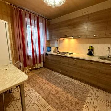 Олександра Поля вул. (Жовтнева), 1