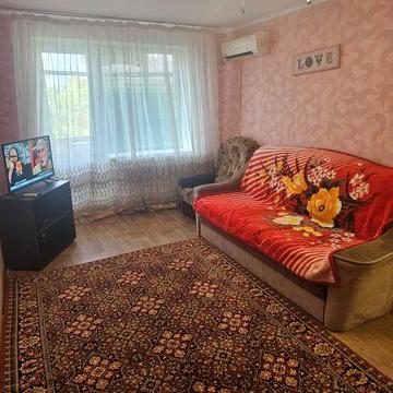 Сдам 2комн 3/5в центре.Квартира полностью  меблированая с техникой