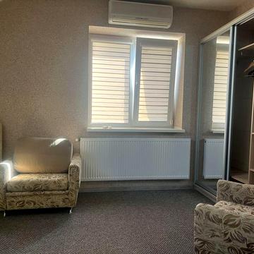 В приватному секторі,сучасна,є великий закритий двір,центр.частина.