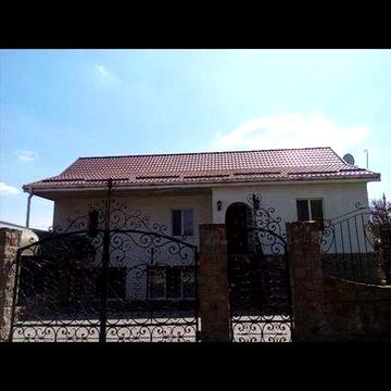 Двоповерховий будинок в с. Кінецьпіль.