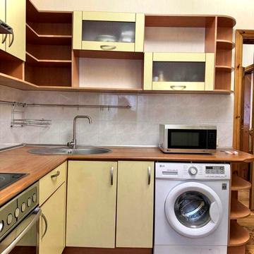 Саперно-Слобідська вул., 8