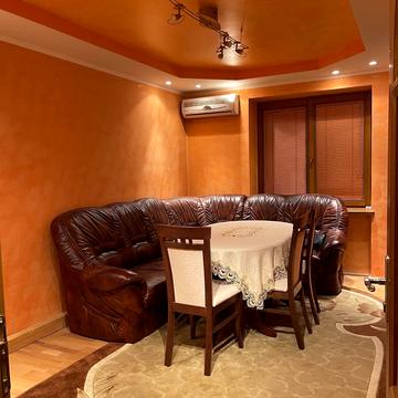 Айвазовського вул., 18