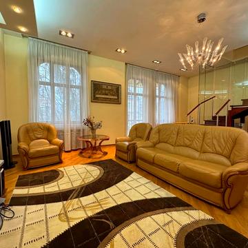 Євгена Коновальця вул. (), 17