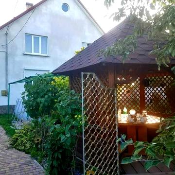 Автономний будинок з бомбосховищем у передмісті Львова