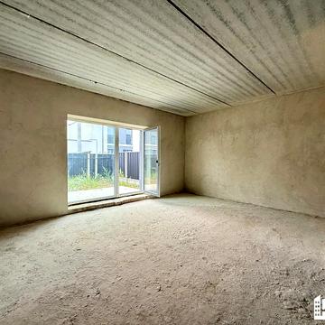 Місячна вул.