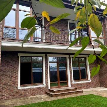 Феофіла Яновського вул., 1В