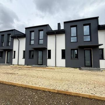 Місячна вул.